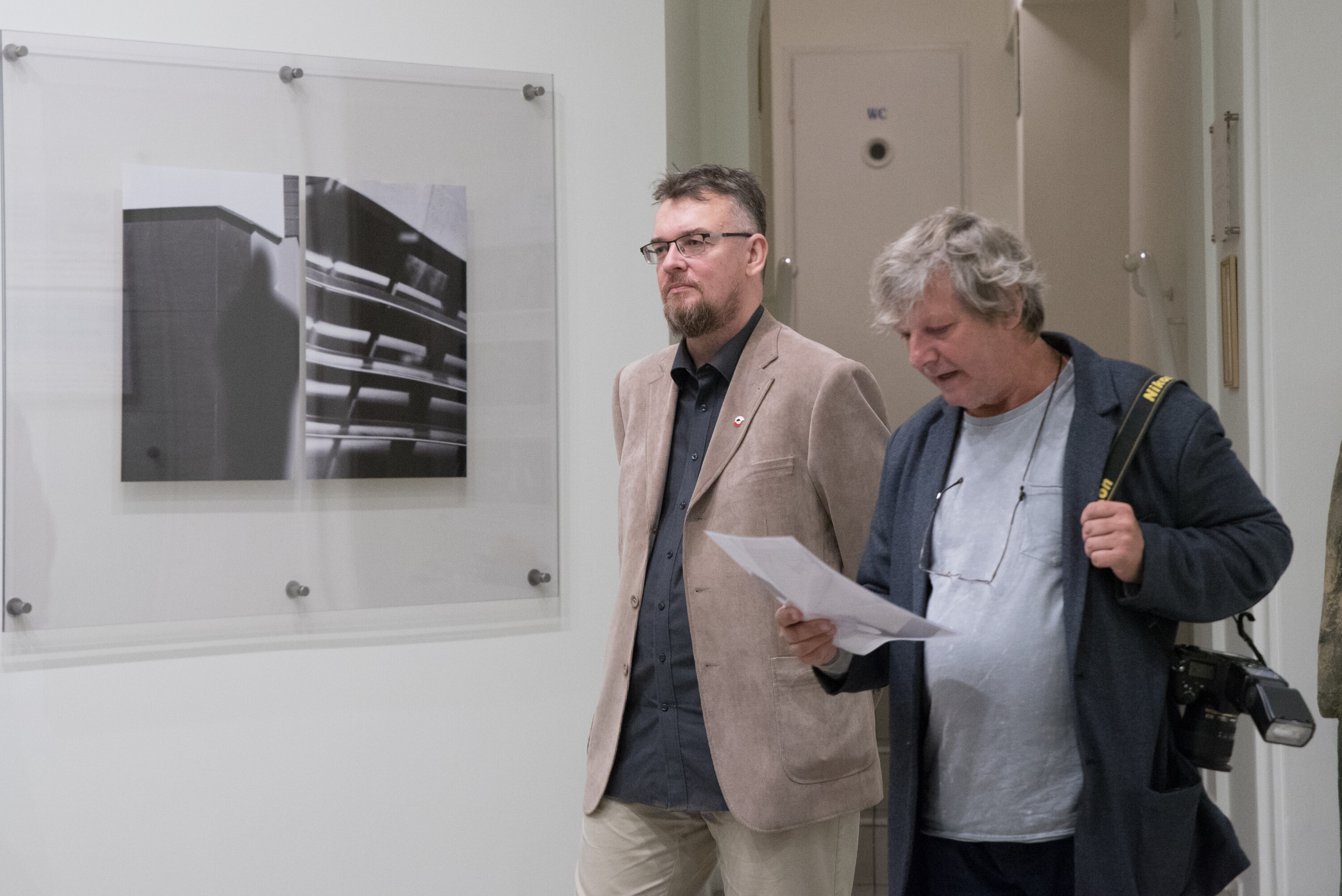 Miasto Cieni Jarosława Dumańskiego w Regionalnym Ośrodku Kultury w Częstochowie. foto. Agnieszka Dumańska - prace drukowane w DrukFineart.Pl u Radosława Czapli Wernisaż wystawy "Miasto Cieni" Jarosława Dumańskiego w Regionalnym Ośrodku Kultury w Częstochowie. foto. Agnieszka Dumańska - prace drukowane w DrukFineart.Pl u Radosława Czapli w pracowni druku www.radoslawczapla.pl - kompleksowy druk i oprawa wystaw fotograficznych.