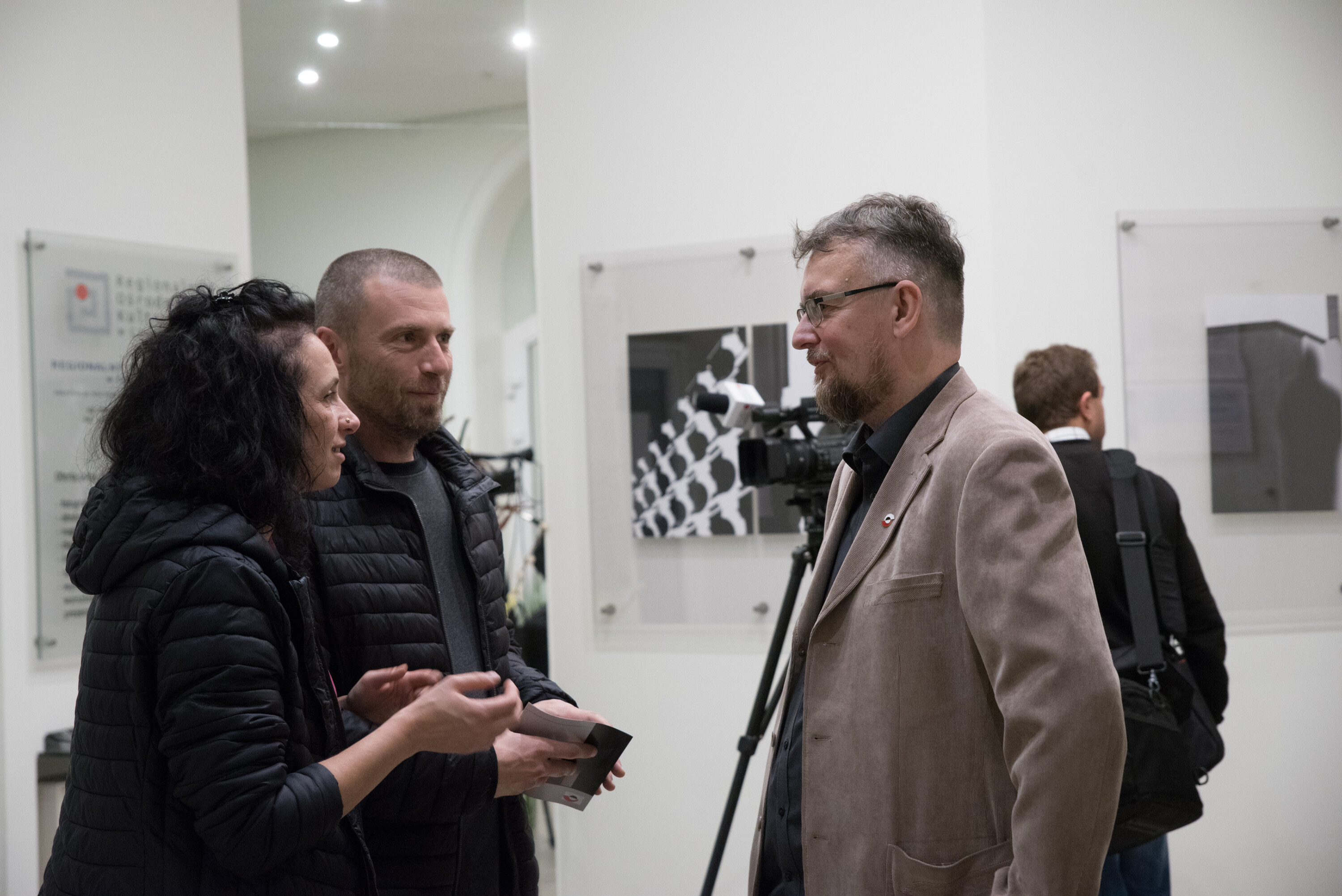 Wernisaż wystawy "Miasto Cieni" Jarosława Dumańskiego w Regionalnym Ośrodku Kultury w Częstochowie. foto. Agnieszka Dumańska - prace drukowane w DrukFineart.Pl u Radosława Czapli Wernisaż wystawy "Miasto Cieni" Jarosława Dumańskiego w Regionalnym Ośrodku Kultury w Częstochowie. foto. Agnieszka Dumańska - prace drukowane w DrukFineart.Pl u Radosława Czapli w pracowni druku www.radoslawczapla.pl - kompleksowy druk i oprawa wystaw fotograficznych.