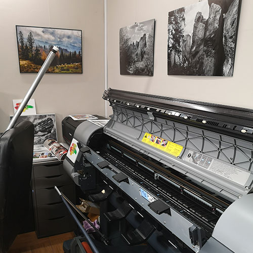 Druk galeryjnej jakości przy użyciu Canona i zestawu 12 oryginalnych pigmentów Canona. Szeroki wachlarz papierów FineArt, Hahnemühle oraz Certyfikaty wydruków kolekcjonerskich. Wydruki Giclée w pracowni DrukFineArt.pl Radosława Czapli na Śląsku