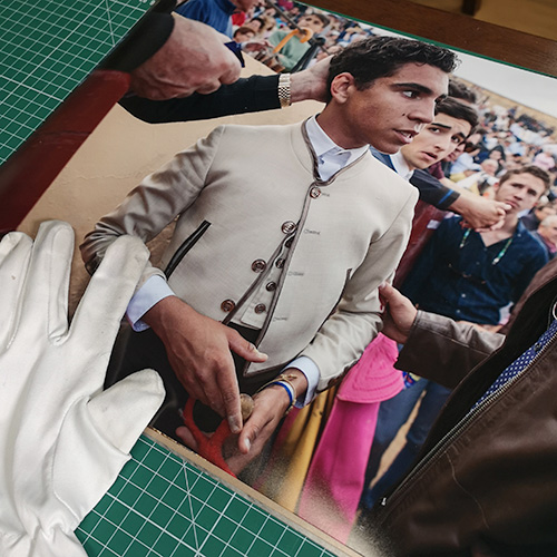 Wydruki na wystawę prac Julii Zabrodzkiej 2022 rok Wydruki na wystawę prac Julii Zabrodzkiej. ulia Zabrodzka to Fotografka, dziennikarka, autorka tekstów o miejscach, wydarzeniach i ludziach. Z wykształcenia socjolożka. Specjalizuje się w fotografii podróżniczej, portretowej i dokumentalnej, ale ma również doświadczenie w fotografowaniu ślubów, festiwali i wydarzeń kulturalnych. Finalistka konkursów fotograficznych: Grand Press Photo, Polski Konkurs Fotografii Sportowej, konkurs im. Krzysztofa Millera „Odwaga patrzenia”, Talent Roku galerii Pix.house, Leica Street Photo. W 2014 r. otrzymała stypendium dziennikarskie meksykańskiego Ministerstwa Spraw Zagranicznych.