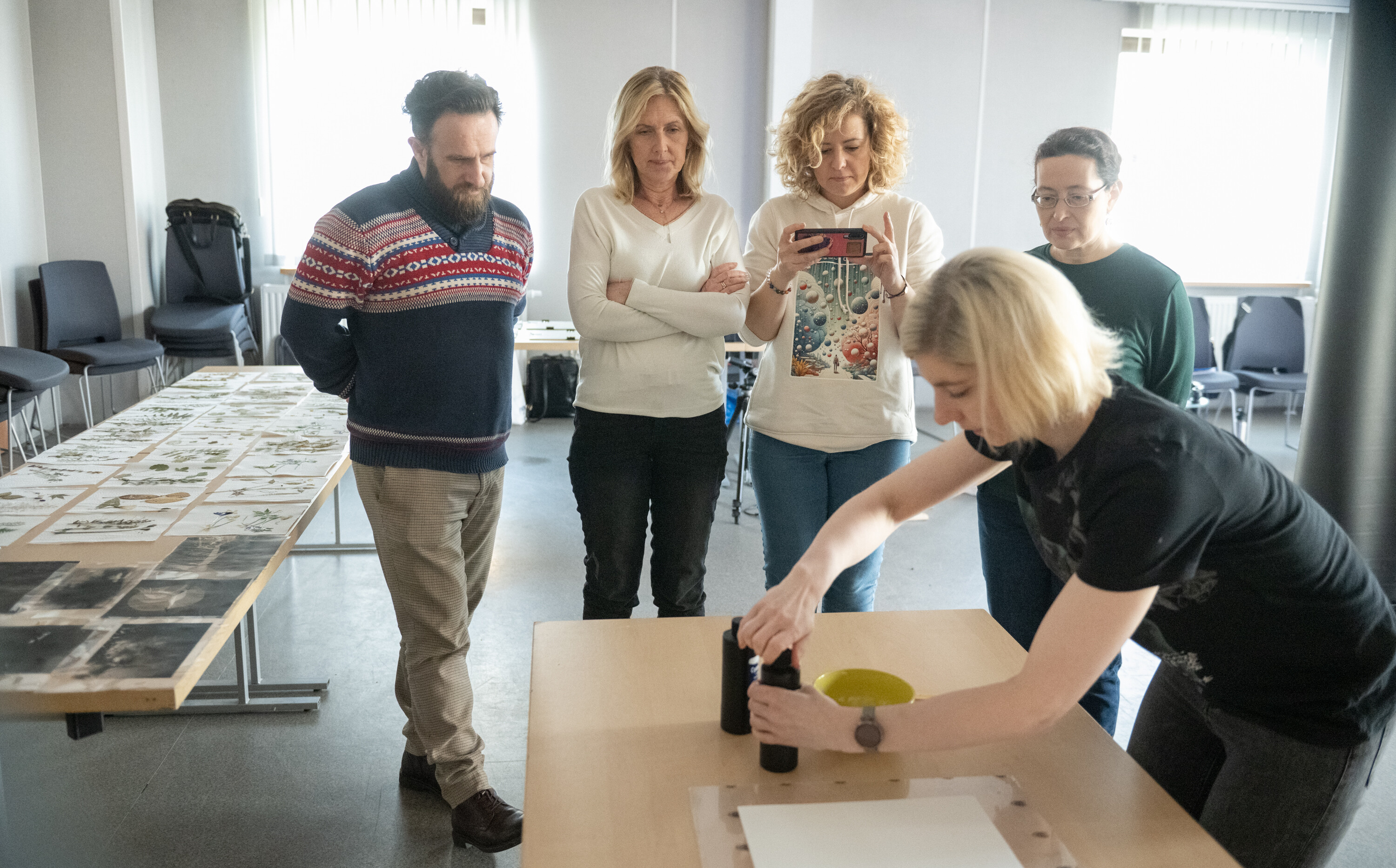 Warsztaty Cyjanotypia z Pauliną Skonieczna w Katowicach 2024 Warsztaty Cyjanotypia zorganizowane przez Radosława Czaplę, Karola Małotę i pracownię drukFineArt.pl w MDK Bogucice-Zawodzie w Katowicach 2024. Prowadząca warsztaty Paulina Skonieczna.