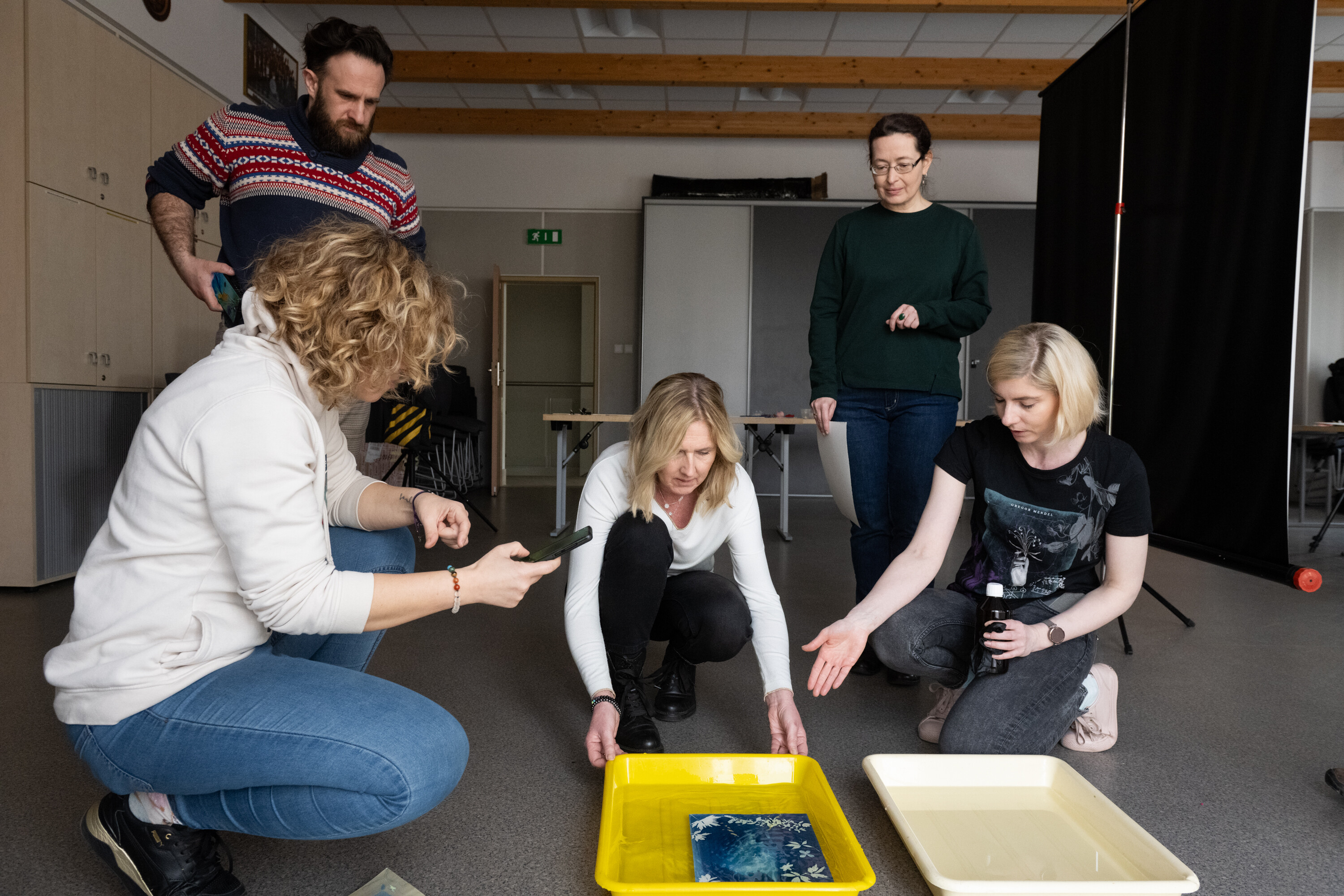 Warsztaty Cyjanotypia z Pauliną Skonieczna w Katowicach 2024 Warsztaty Cyjanotypia zorganizowane przez Radosława Czaplę, Karola Małotę i pracownię drukFineArt.pl w MDK Bogucice-Zawodzie w Katowicach 2024. Prowadząca warsztaty Paulina Skonieczna.