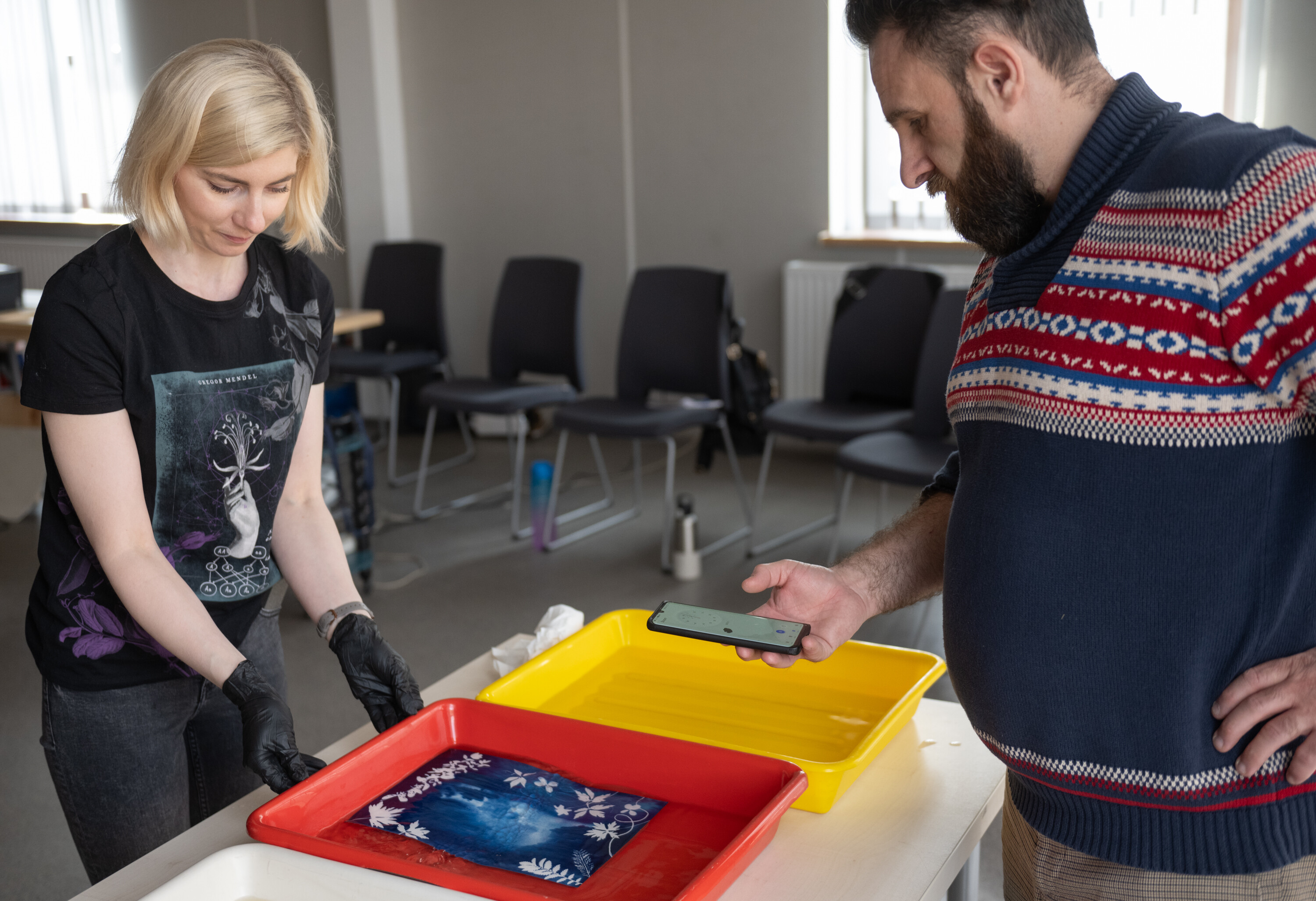 Warsztaty Cyjanotypia z Pauliną Skonieczna w Katowicach 2024 Warsztaty Cyjanotypia zorganizowane przez Radosława Czaplę, Karola Małotę i pracownię drukFineArt.pl w MDK Bogucice-Zawodzie w Katowicach 2024. Prowadząca warsztaty Paulina Skonieczna.