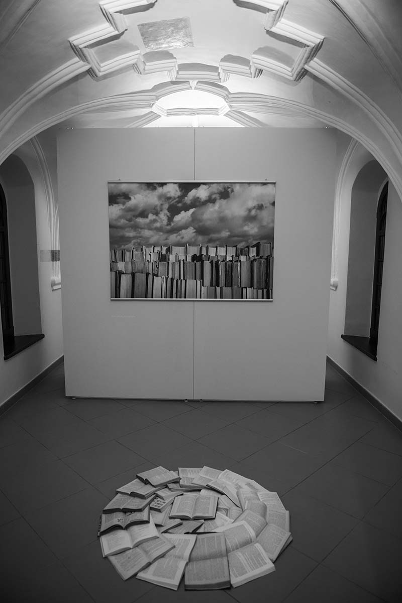 Wernisaż wystawy "Papierowe krajobrazy" Kamila Myszkowskiego w Zamku Siedleckim 2022 Wystawa "Papierowe krajobrazy" Kamila Myszkowskiego w Sosnowieckie Centrum Sztuki - Zamek Sielecki - część drukowana przez Radosława Czaplę w drukfineart.pl styczeń 2022 - wystawa , druk FineArt, druk wystaw fotografii. Wydruki kolekcjonerskie na barycie fotografii dla Kamil Myszkowski