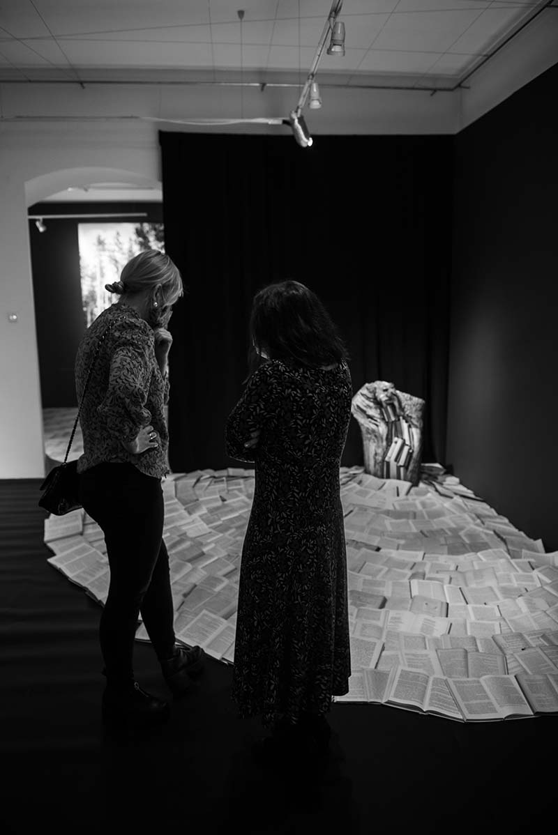 Wernisaż wystawy "Papierowe krajobrazy" Kamila Myszkowskiego w Zamku Siedleckim 2022 Wystawa "Papierowe krajobrazy" Kamila Myszkowskiego w Sosnowieckie Centrum Sztuki - Zamek Sielecki - część drukowana przez Radosława Czaplę w drukfineart.pl styczeń 2022 - wystawa , druk FineArt, druk wystaw fotografii. Wydruki kolekcjonerskie na barycie fotografii dla Kamil Myszkowski