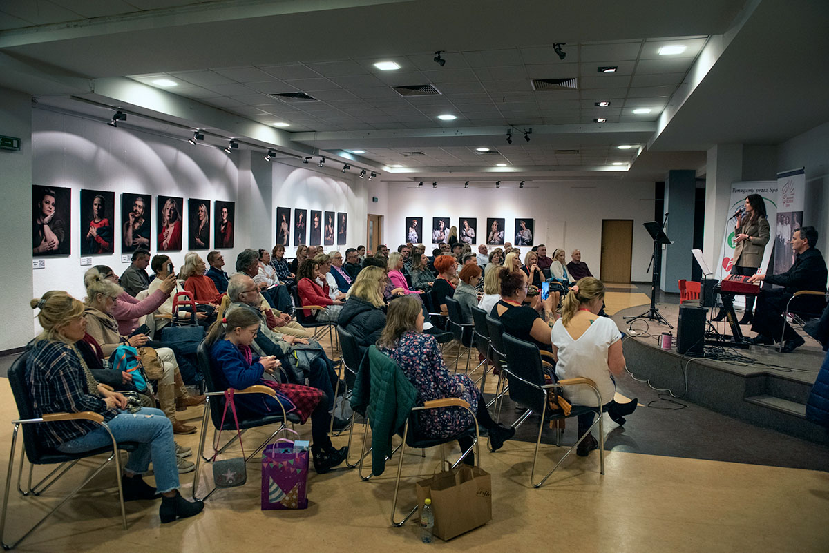 Wernisaż wystawy "To nie bajka - to prawdziwe historie" w Gliwicach 2022 - projekt profilaktyczny. Drukowane na barycie wydruki 60x90cm w pracowni www.drukfineart.pl mają już rok, zwiedzają kolejne miejsca z wystawą "To nie bajka to prawdziwe historie" od 2021 przez 2022 i dalej w 2023 Jest to projekt profilaktyczny wykonany przez fotografa Radosława Czaplę przy współpracy ze Stowarzyszeniem Kolorowe Damy oraz Fundacją Gram Kibicuję Pomagam. Październik miesiąc ważny dla Onkologii.