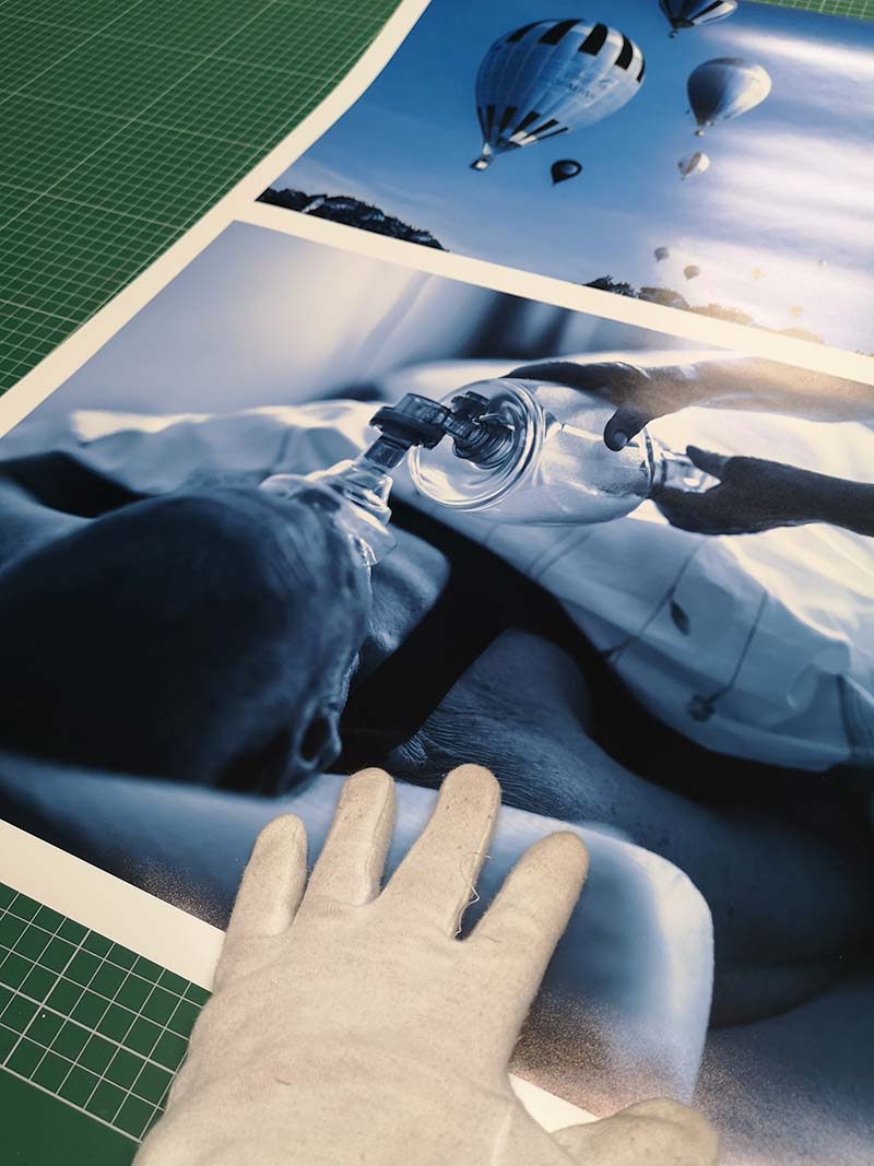 Druk wystawy "Niebieskie drzewa" Lilianny Ligęzy-Jasik w pracowni Radosława Czapli Wernisaż wystawy fotografii "Niebieskie drzewa" Lilianny Ligęzy-Jasik drukowane w pracowni drukfineart.pl przez Radosława Czaplę na Śląsku.